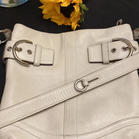 Coach crossbody bag in cream- silver hardware detail - Picture 1 of 8